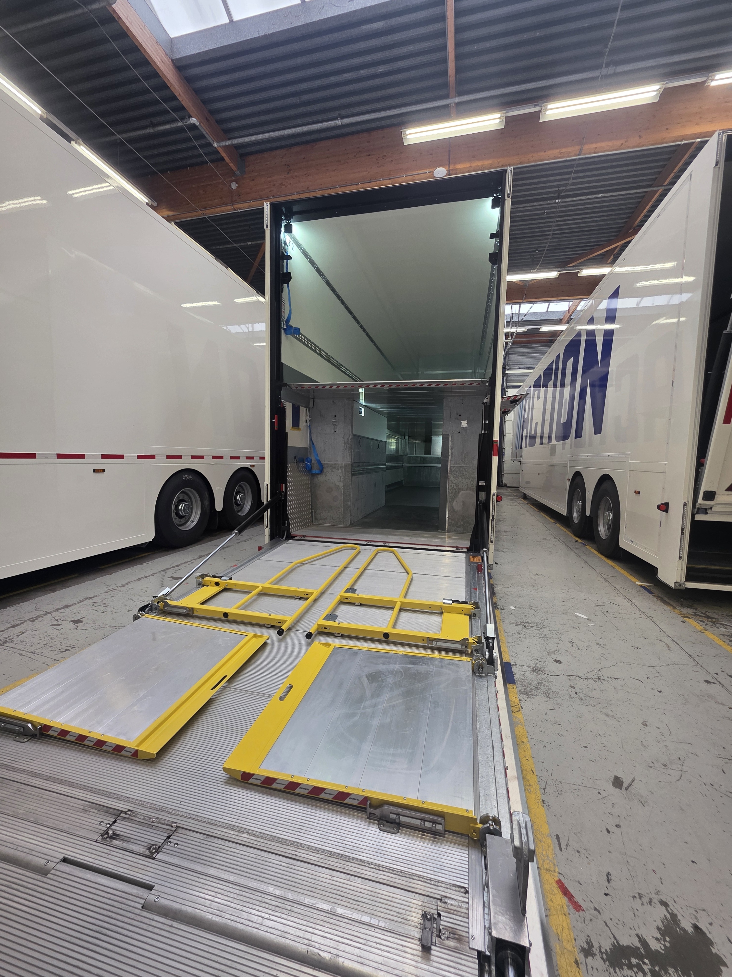 Double Deck Trailer with Tail Lift
